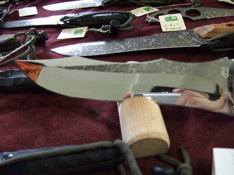 Close up on the SOG Kiku knife blade