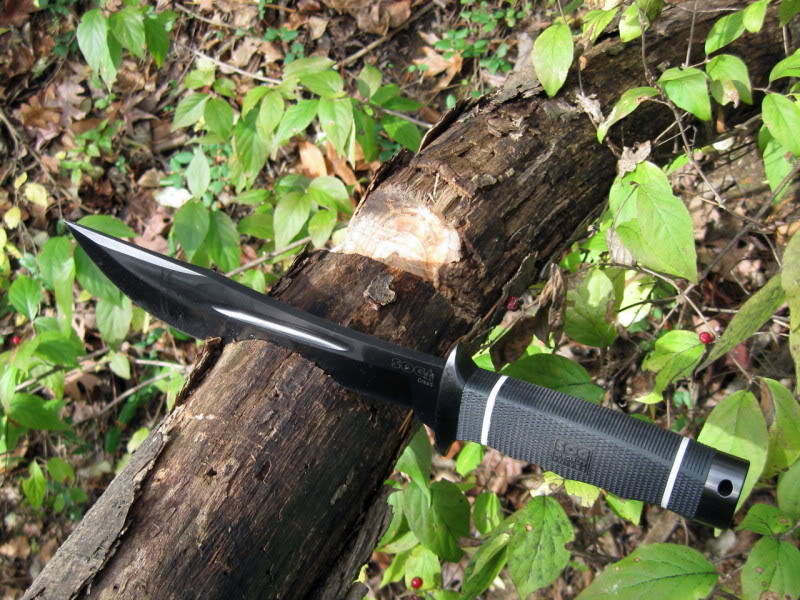 SOG Creed chopping a log (Photo:"mistwalker" - bladeforums)
