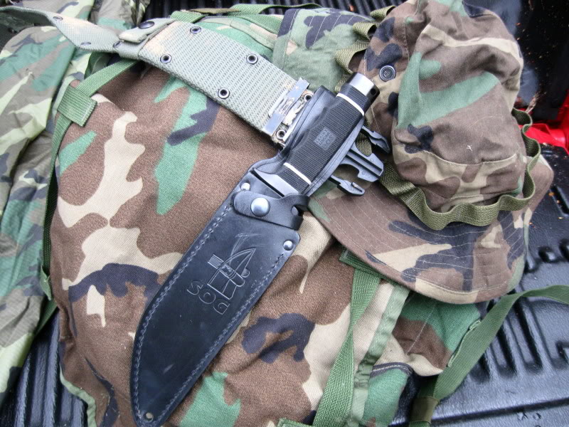 SOG Creed worn on belt (Photo:"mistwalker" - bladeforums)