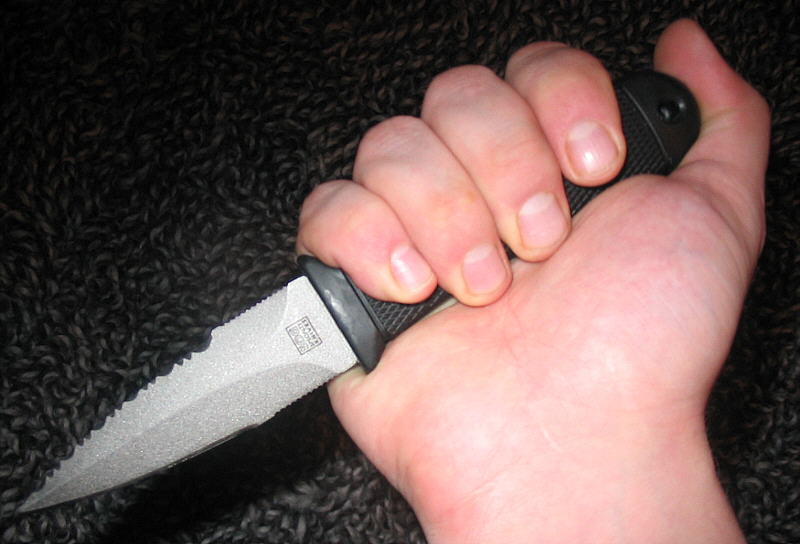 SOG Mini Pentagon hammer grip (Photo:nesusvet.narod.ru/txt/knife/knife_sog_mini_pentagon.htm)